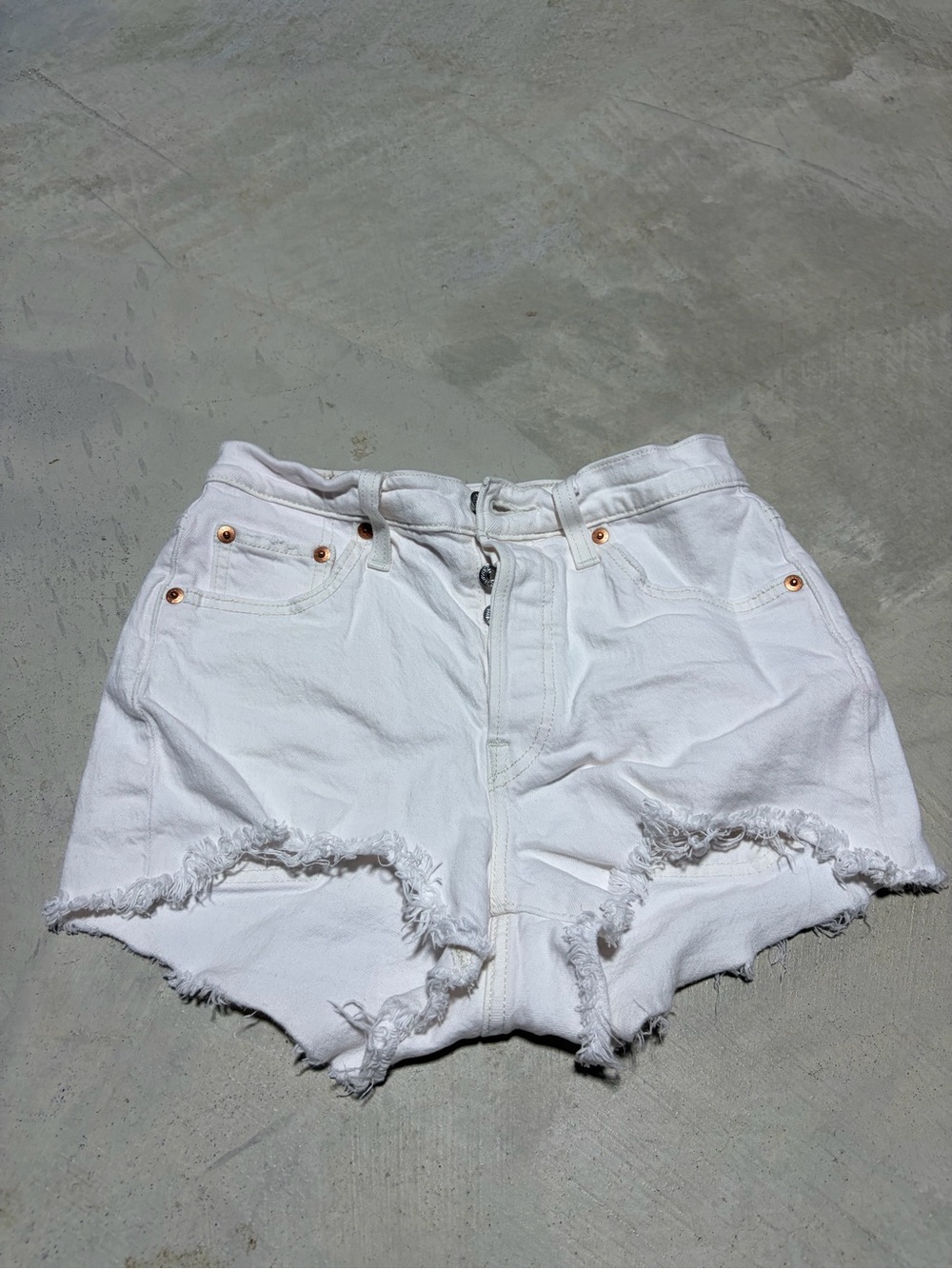 Levi’s White Frayed Hem High-Waist Denim Shorts 25